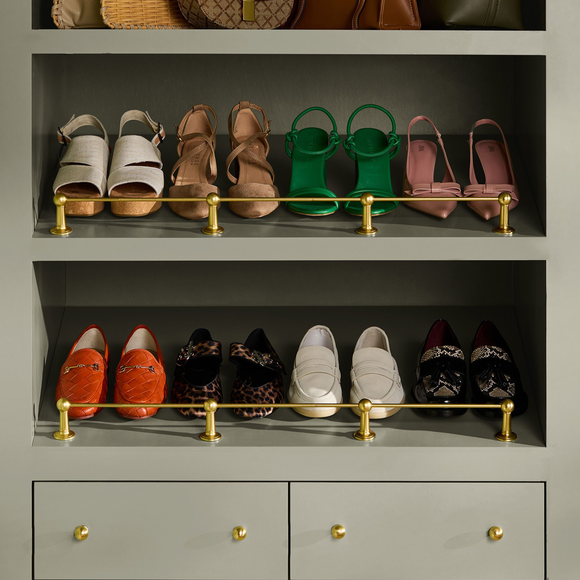 antique-brass-gallery-rail-for-shelves