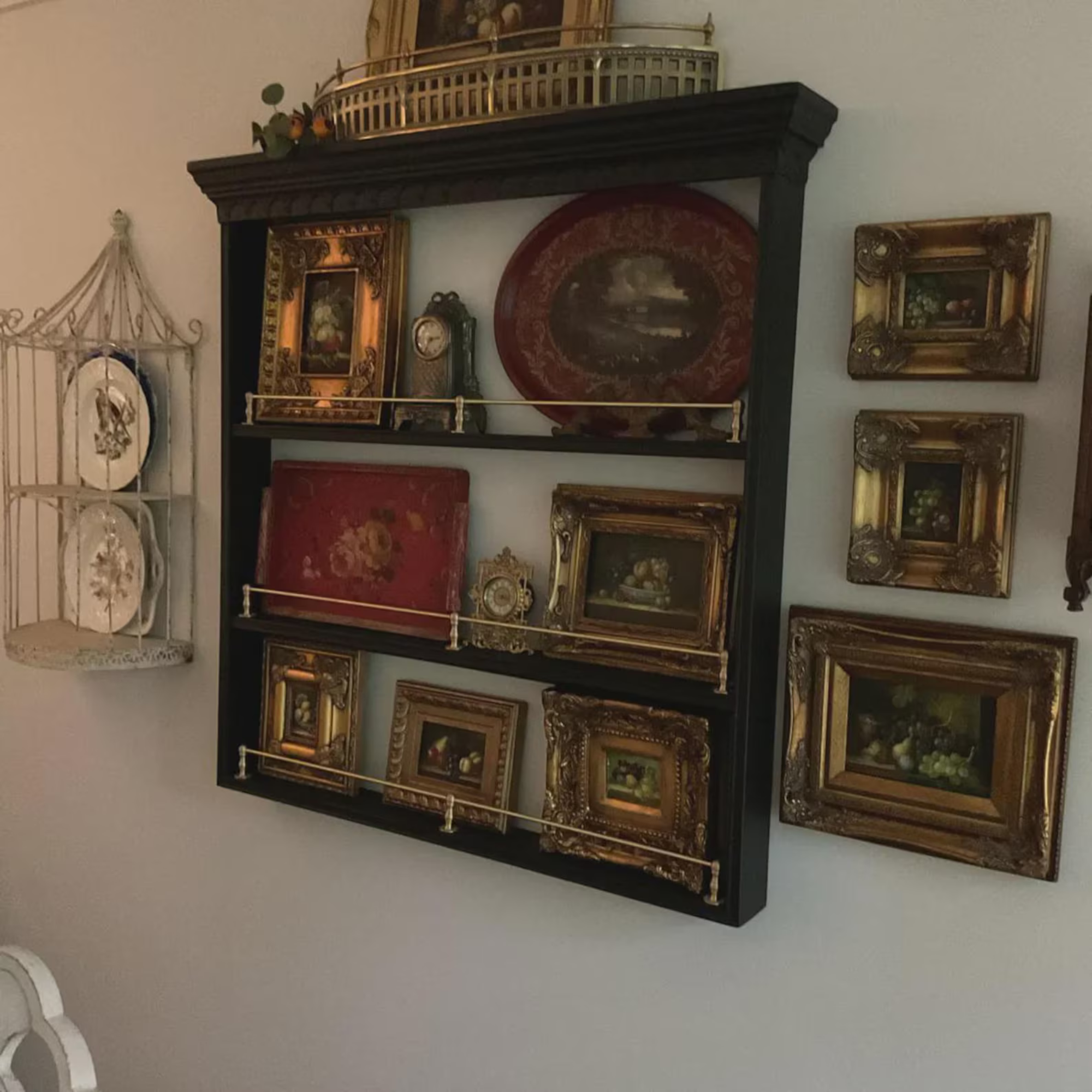 antique-brass-gallery-rail-for-shelves